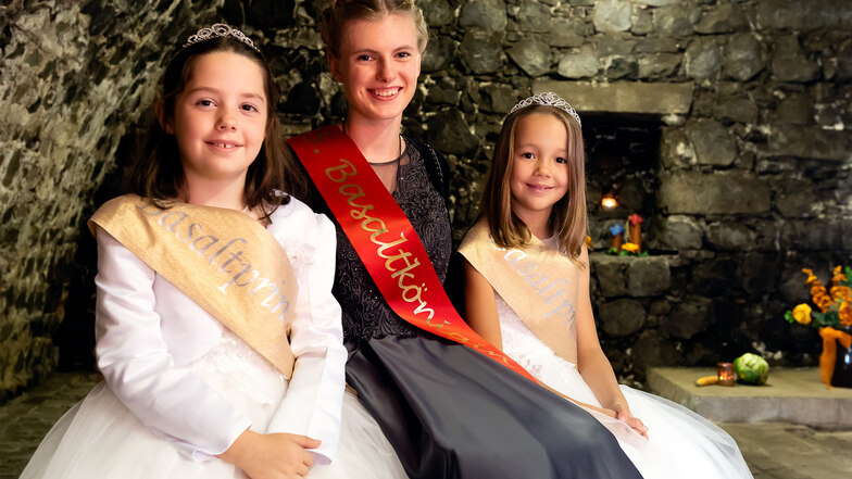 Leonie Weser darf für ein Jahr jetzt Krone und Schärpe tragen. Mit den Prinzessinnen Greta und Juliet stehen fast die Nachfolgerinnen am Start.
