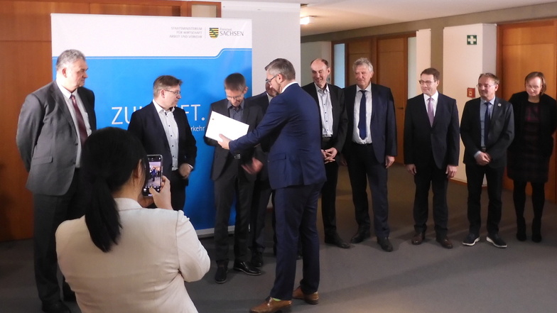 Neue Millionen für die Mikrochip-Forschung: Wirtschaftsminister Martin Dulig (SPD, Bildmitte) hat einen Fördermittelbescheid an Infineon und Partnerfirmen übergeben.