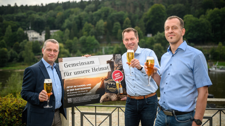 Anstoßen auf die Heimat: Tino Richter, Marco Domogalski und Stefan Meinel (von links).