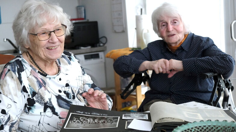 Jutta Schuster und Ursula Liebau hatten vor 80 Jahren bei Margarete Große Unterricht. Heute leben sie gleich neben ihrer ehemaligen Schule.