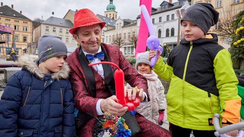 Familienfest auf dem Sebnitzer Markt: Torsten Fuchs aus Stolpen alias Twister Fuchsi formt für die Kinder Figuren aus Luftballons.