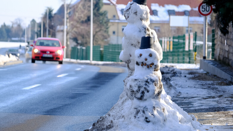 Zwei Schneemänner an der Kötzschenbrodaer Straße.