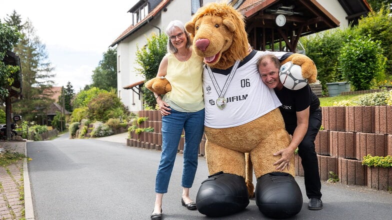 Dagmar und Bernd Körting aus Tharandt verkaufen eine lebensgroße Goleo-Figur von der WM 2006.