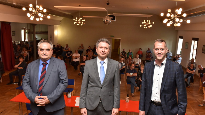 SZ-Regionalchef Domokos Szabó (Mitte) befragte im Wahlforum Tilo Bretschneider (AfD, li.) und Sven Gleißberg (parteilos, re.). Beide wollen am 26. September zum neuen Bürgermeister in Glashütte gewählt werden.
