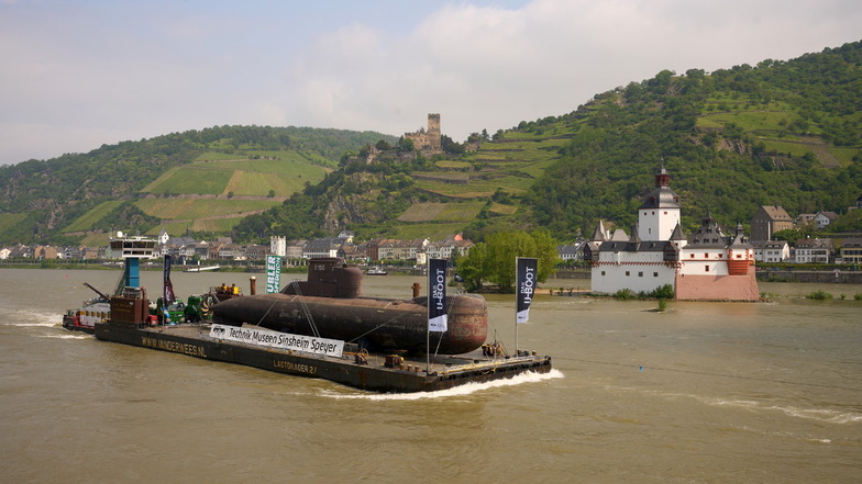 Das von der Marine ausgemusterte U-Boot U17 passiert den Mittelrhein.