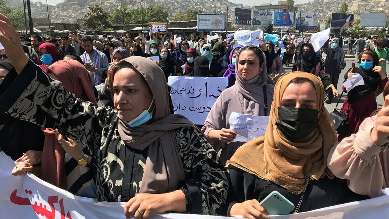 Afghanische Frauen halten einen Banner und rufen bei einer Anti-Pakistan-Demonstration in der Nähe der pakistanischen Botschaft Parolen.