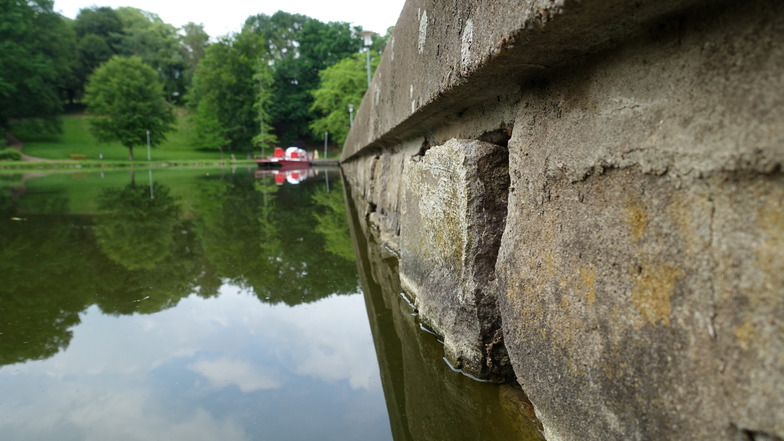 Die Ufermauern des Teiches sind marode und müssen erneuert werden.