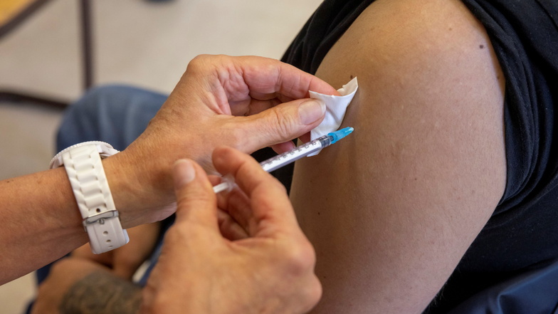 Möglicherweise sind in Deutschland schon mehr Menschen erstgeimpft, als bislang bekannt ist.