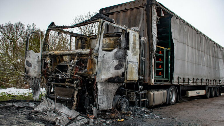 Das Fahrerhaus des slowakischen Lkw brannte komplett aus.
