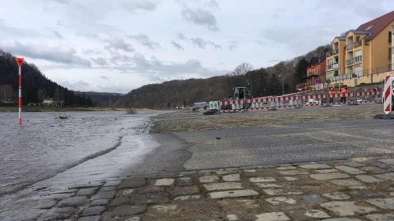 Das Wasser der Elbe schwappt bereits bei einem Pegelstand von 2,70 Metern an den Wehlener Elbeparkplatz. Die erste Hochwasser-Alarmstufe gilt ab vier Metern.