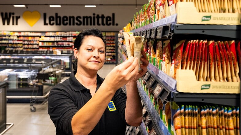 Romy Heine kümmert sich beim Einräumen ums Trockensortiment, später ist sie für Obst und Gemüse zuständig.