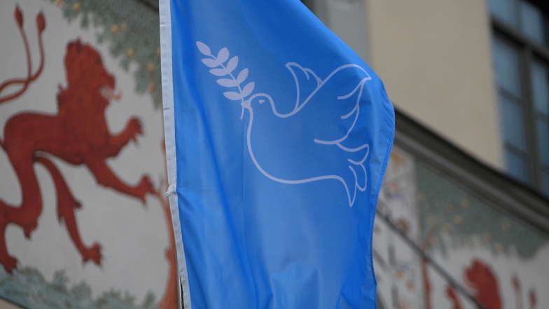 Neue Friedensfahne vor dem Pirnaer Rathaus: Die Friedenstaube steht für ein friedliches Miteinander.