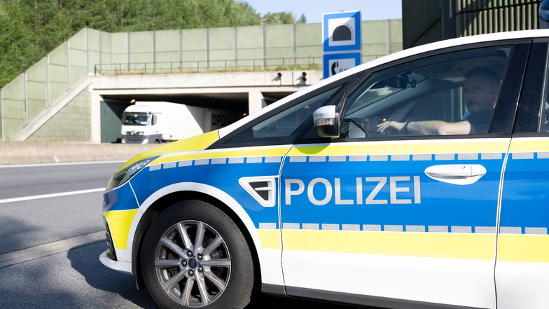 Bundespolizist Klaus Hohmann begutachtet an der deutsch-tschechischen Grenze die vorbeifahrenden Fahrzeuge.