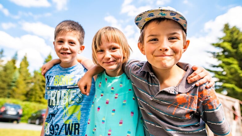 Auf ins Abenteuer! Gemeinsam ist es leichter, Heimweh im Ferienlager erst gar nicht aufkommen zu lassen – wie diese Kinder im Kiez Querxenland in Seifhennersdorf beweisen.
