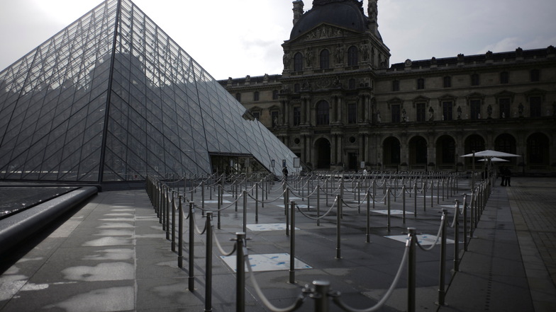 Auf X posteten einige Louvre-Besucher Videos, auf denen zu sehen war, wie Menschen das Museum verließen.