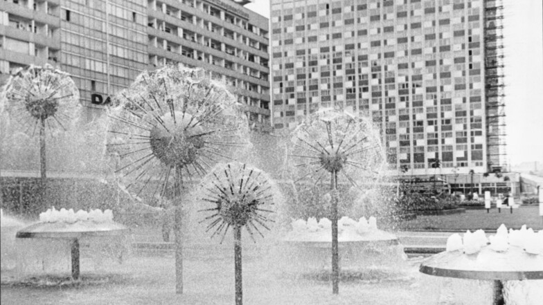 Schwerpunkte Ostmoderne? Brunnen auf der Prager Straße und das Interhotel Newa um 1970.