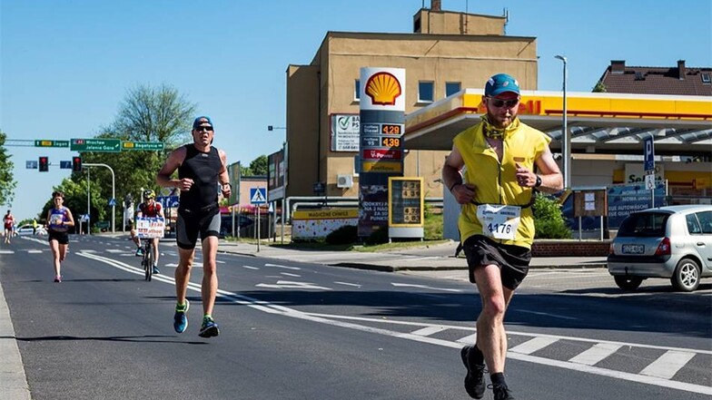 Hier macht der Europamarathon seinem Namen alle Ehre - Läufer in Zgorzelec...