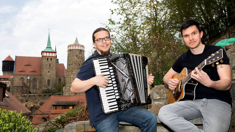 Jörn Brückner (l.) und Martin Fox geben am 4. Mai ihr erstes Live-Konzert im Internet. Mit ihrem besonderen Tour-Auftakt wollen sie ihre Musikerkollegen im Lockdown unterstützen.