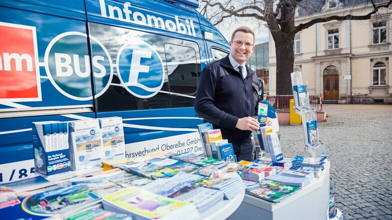 VVO-Infomobil-Fahrer Jens Richter vor dem blauen Transporter des Verkehrsanbieters.