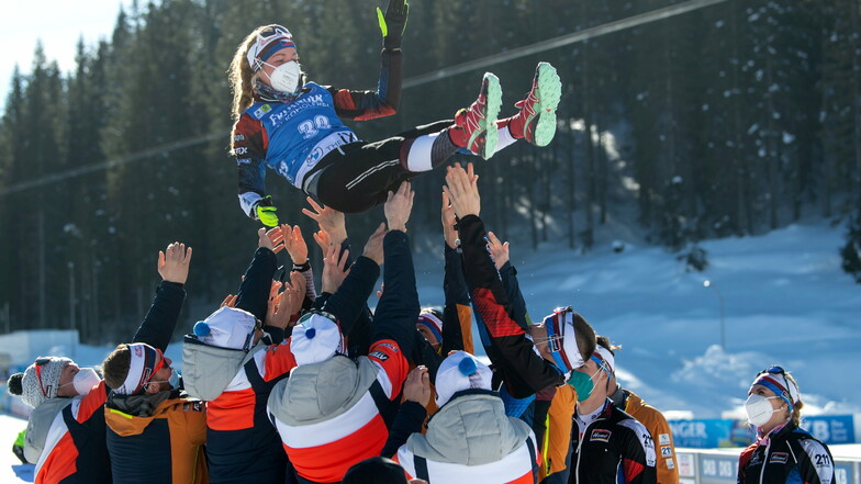 Hoch soll sie leben: Die neue Weltmeisterin, Marketa Davidova aus Tschechien, wird nach der Siegerehrung von Mitgliedern ihres Team in die Luftgeworfen.