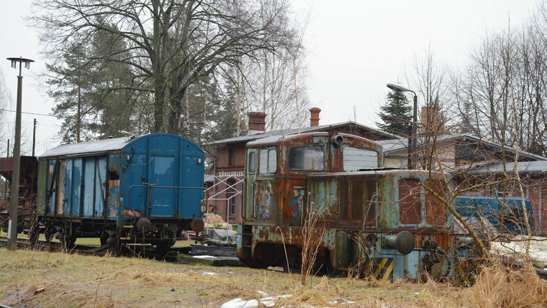 Die Dieselloks, ein Hänger und der Schotterwagen bleiben vorerst in Königshain.