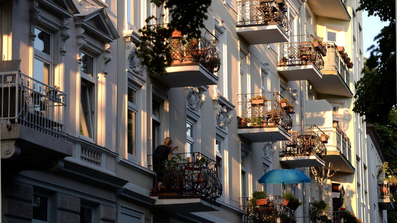 Nach zuletzt merklichen Rückgängen sinken die Preise für Wohnimmobilien in Deutschland kaum noch. Die Mietpreise steigen deutlich.
