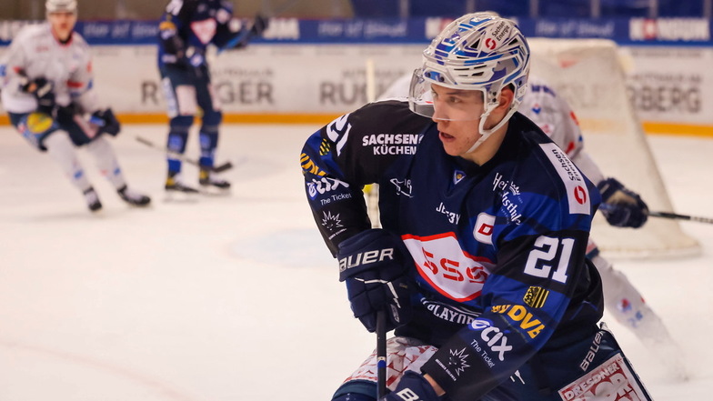 Eislöwe Matej Mrazek verhinderte mit seinem Siegtreffer das vorzeitige Saisonende des Dresdner Eishockey-Zweitligisten.