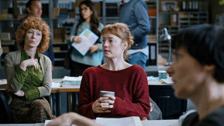 Leonie Benesch (M) sitzt in dem Film "Das Lehrerzimmer" mit Kolleginnen zusammen. Der Film geht ins Rennen um den spanischen "Goya 2024".