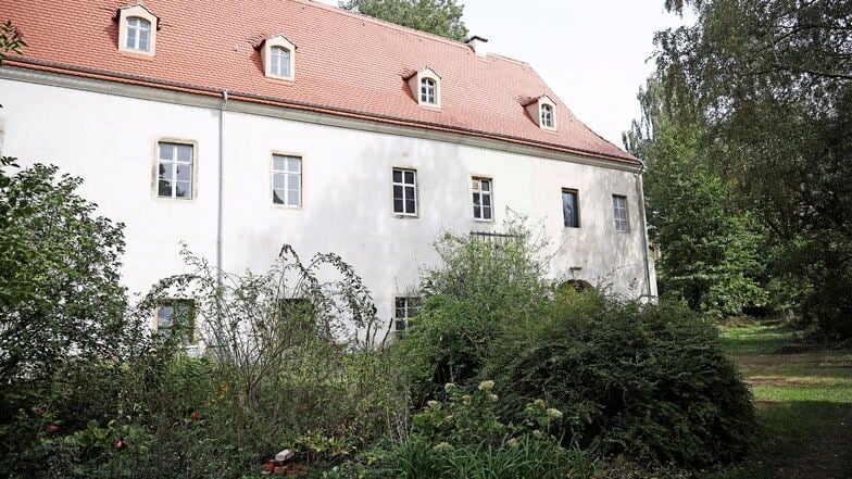 1825 hatte König Johann von Sachsen Schloss Jahnishausen gekauft. Das Herrenhaus diente anschließend als Rückzugsort im Frühjahr und Sommer.