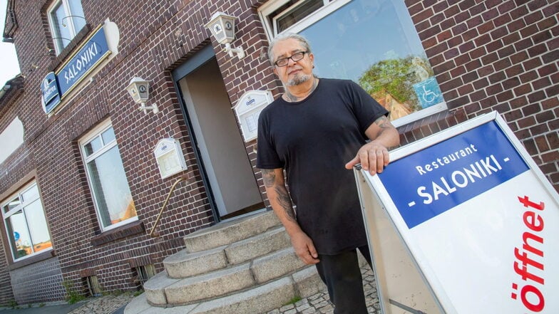 Ioannis Papakostas vor seinem griechischen Restaurant "Saloniki" in Stannewisch. Seitdem er das Schild "geöffnet" vor dem Haus hat, kehren mehr Gäste ein.