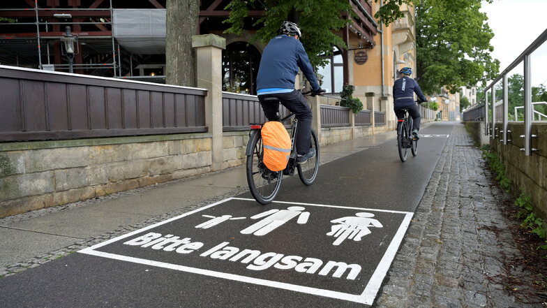 Neue Hinweise sollen für mehr Sicherheit auf dem Elberadweg in Dresden sorgen.