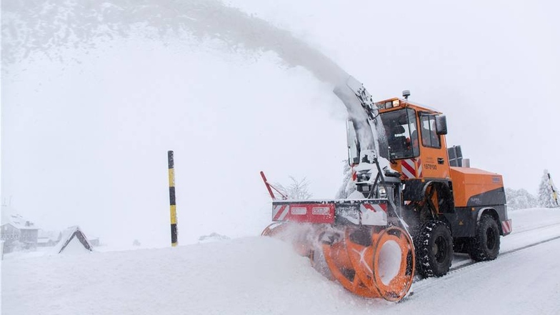 Am Fichtelberg war eine mehrere hundert PS starke Schneefräse im Einsatz.