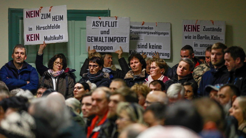Der Protest überwiegt bei der Info-Veranstaltung des Landkreises zum geplanten Flüchtlingsheim in Hirschfelde. Laut Polizei sind rund 600 Menschen dabei.