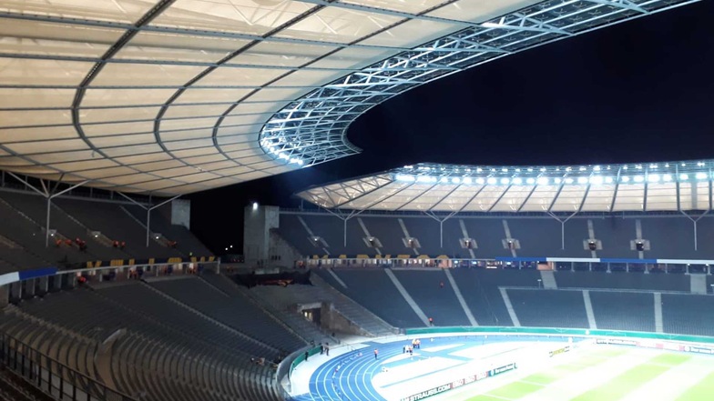 So sieht es vor dem Einlass im Berliner Olympiastadion aus ...