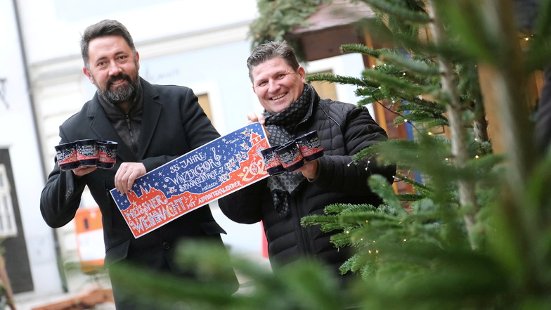 Gemeinsam mit dem Chef des Amtes für Stadtmarketing, Tourismus und Kultur Christian Friedel stellte der Vorsitzende des Gewerbevereins Uwe Reichel (r.) am Freitag die Glühweintasse zur Meißner Weihnacht 2022 vor.