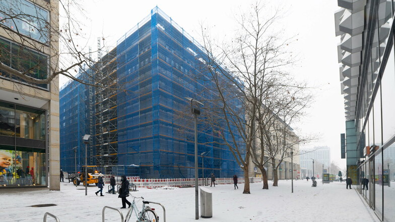 Die Wöhrl-Plaza auf der Prager Straße 8 ist jetzt von Gerüsten umschlossen.