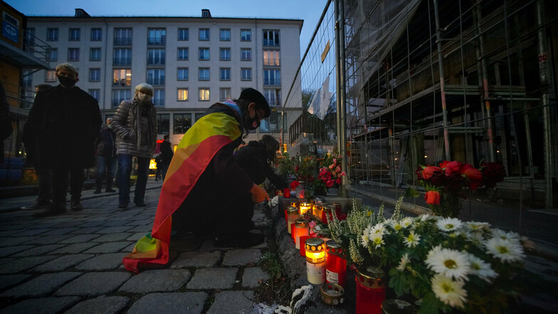 Am Tatort in der Schloßstraße wurden nach der Mahnwache Gedenkkränze abgelegt. Dabei schnitt ein Unbekannter die Schleife an einem AfD-Kranz ab.