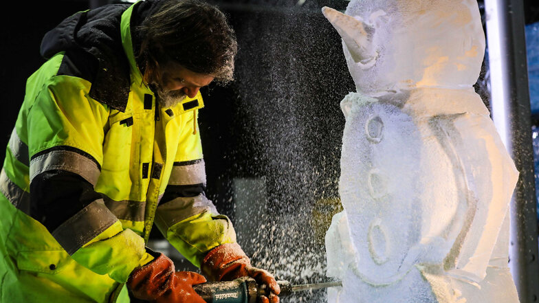 Eiskalte Arbeit: In der Dresdner Zeitenströmung ist eine Märchenwelt aus Eisskulpturen entstanden.