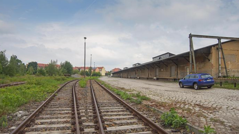 Im Gleisbereich am Bautzener Güterbahnhof wurde nach einem Geocache gesucht.
