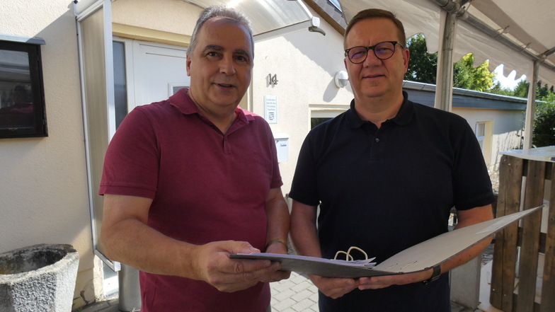 Vereinspräsident Enrico Wolff (li.) und Bürgermeister Norbert Wolf freuen sich, dass bald ein Neubau das bisherige Vereinsheim in Rodewitz ersetzen wird.