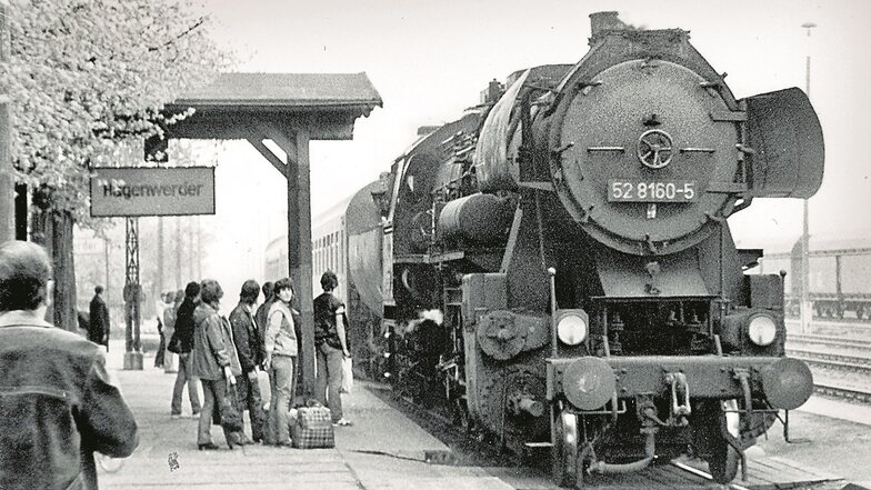 Zahlreiche Jugendliche warteten 1984 auf den einfahrenden Personenzug aus Zittau mit seiner Dampflok.