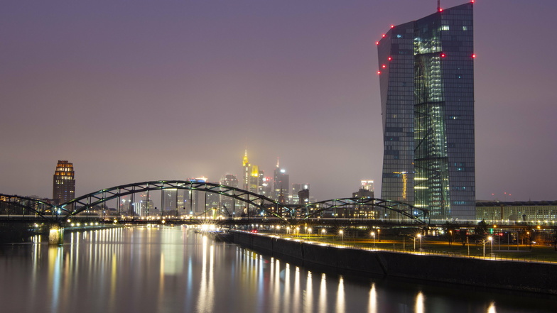 Die Hochhäuser der Bankenskyline von Frankfurt ragen hinter der Europäischen Zentralbank (EZB) aus der empor.