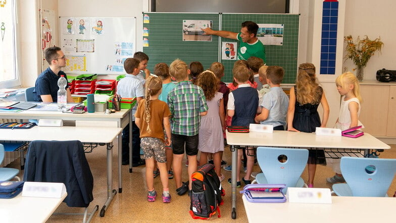 Schulanfänger in der Grundschule Zehista: Erst gab es Wissenswertes über Trinkwasser, dann neue Trinkflaschen.