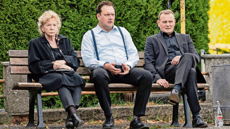 Ratlose Hinterbliebene: Hildegard (Christine Schorn) mit den Söhnen Mario (Charly Hübner, M.) und Thorsten (Devid Striesow).