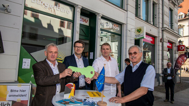 Peter Jahr (von links), Sven Liebhauser, Ingo Kutsch und Rudolf Lehle haben das Bürgerbüro in Döbeln eröffnet.