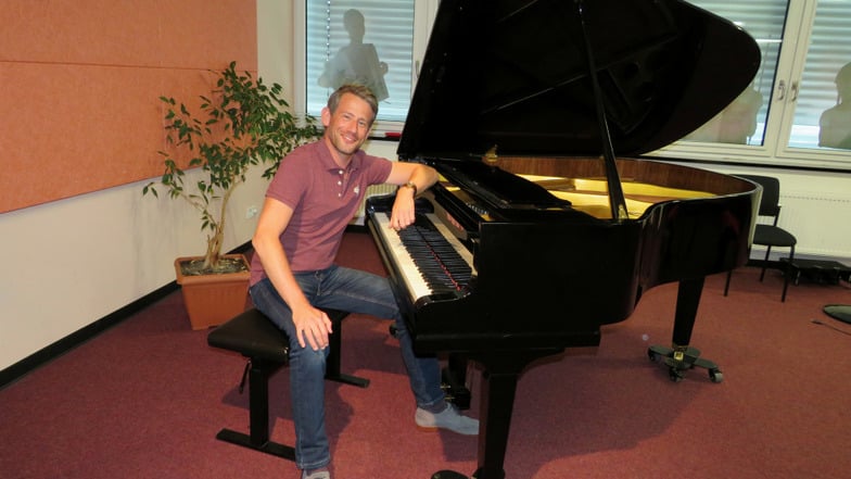 Nik Kevin Koch ist der neue Musikschulleiter in Hoyerswerda. Momentan arbeitet sich der 40-Jährige noch ein, bevor das neue Schuljahr beginnt.