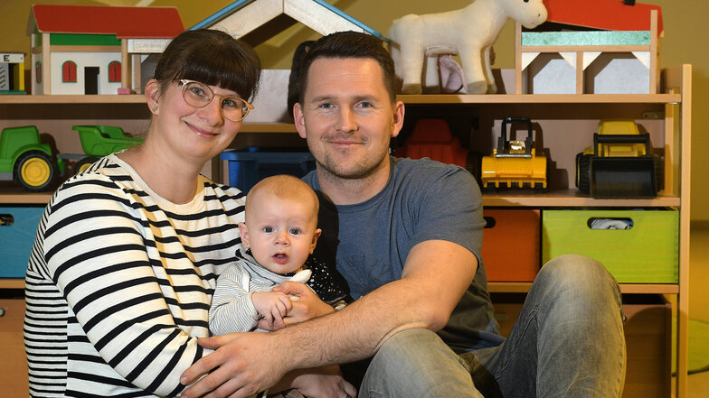Franziska und Benjamin Dinor mit ihrem vier Monate altem Henry aus Kiebitz beim Babyempfang in Ostrau.