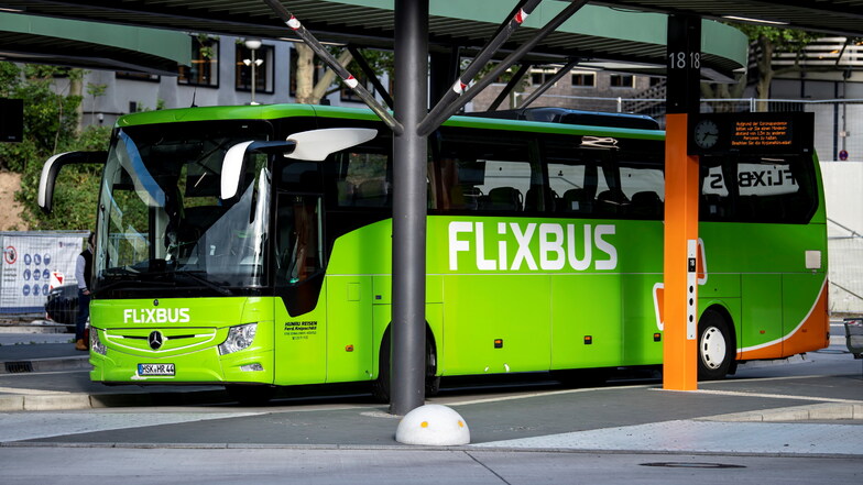 Die grünen Busse des Unternehmens Flixbus waren monatelang nicht mehr auf den Straßen zu sehen. Jetzt soll sich das ändern.