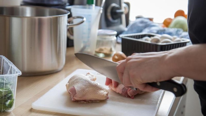 Bei der Zubereitung von Fleisch ist eine gründliche Küchenhygiene wichtig - Schneidebretter aus Plastik bieten dabei den Vorteil, dass sie sich eher in der Geschirrspülmaschine reinigen lassen. Foto: Christin Klose