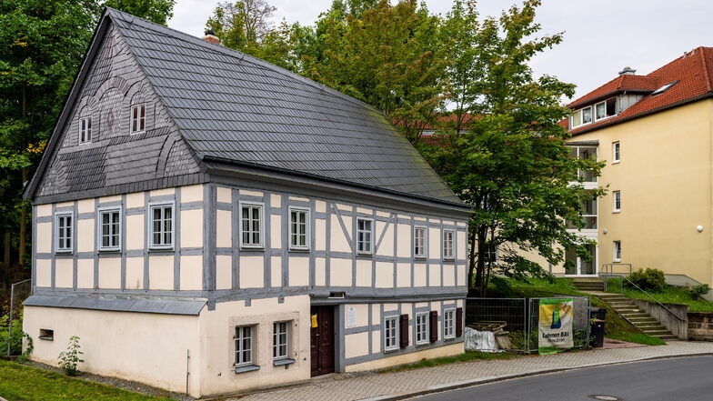 Das Fachwerkhaus an der Pfarrgasse 1a in Sebnitz wird vom Landesverein Sächsischer Heimatschutz saniert und kann am 11. September besichtigt werden.